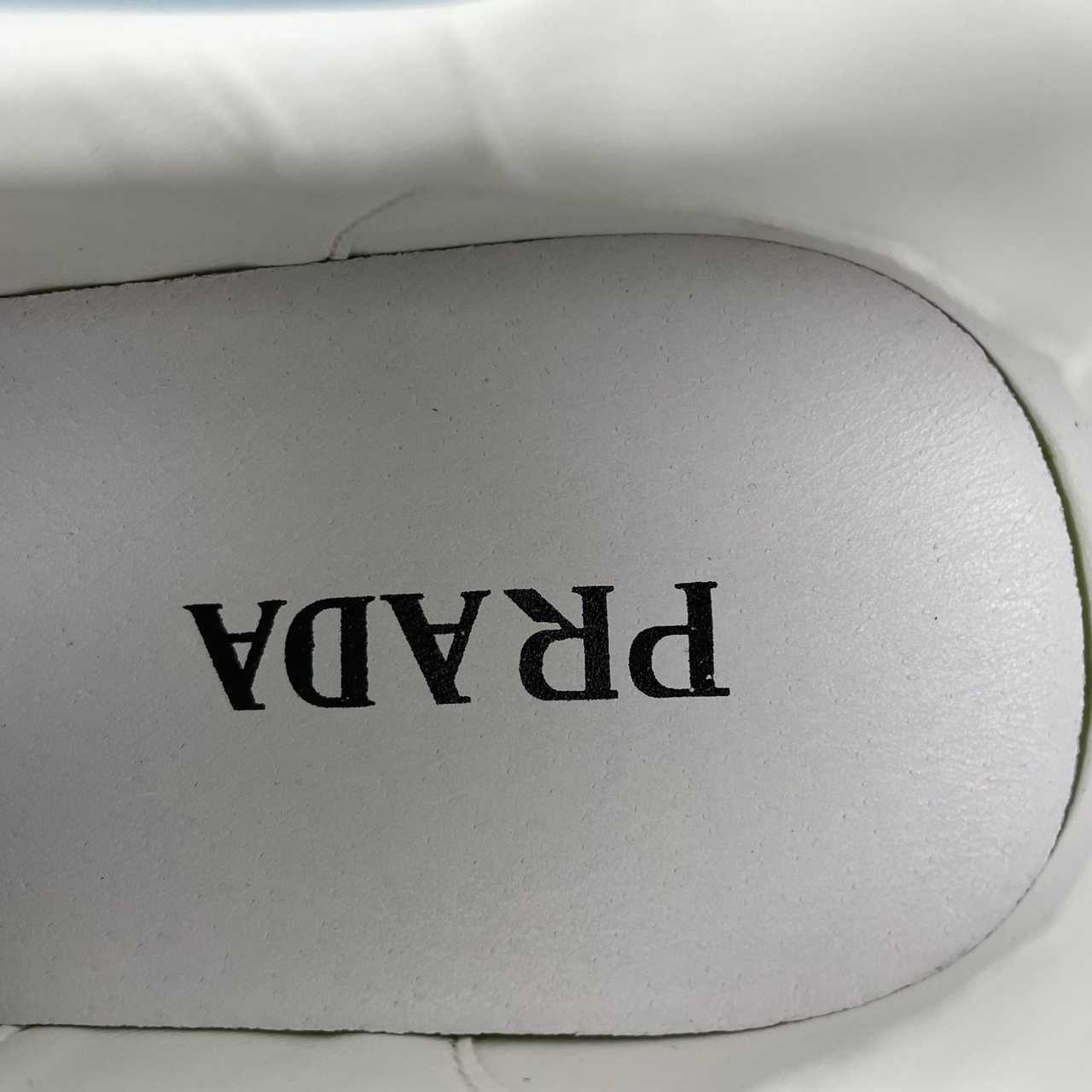 Prada sneakers in pelle con platform bianco