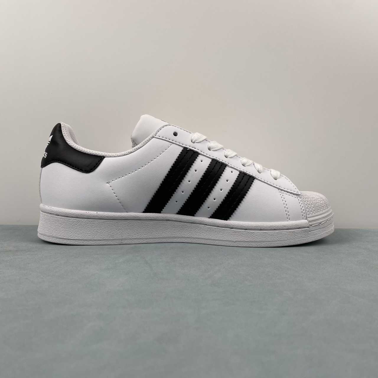 Adidas Originals Superstar bianco mod. EG4958 (destinato al mercato estero)