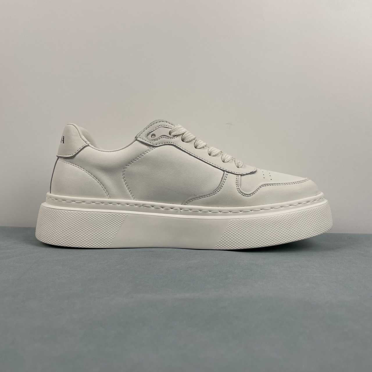 Prada sneakers in pelle con platform bianco