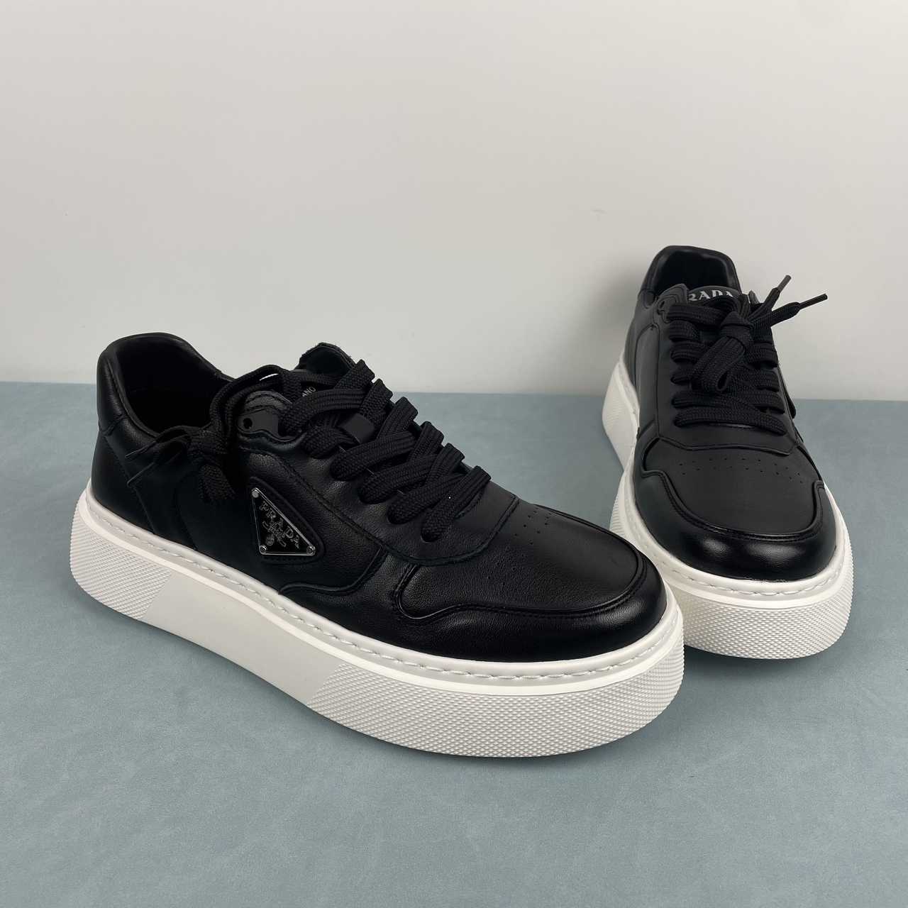 Prada sneakers in pelle con platform nero