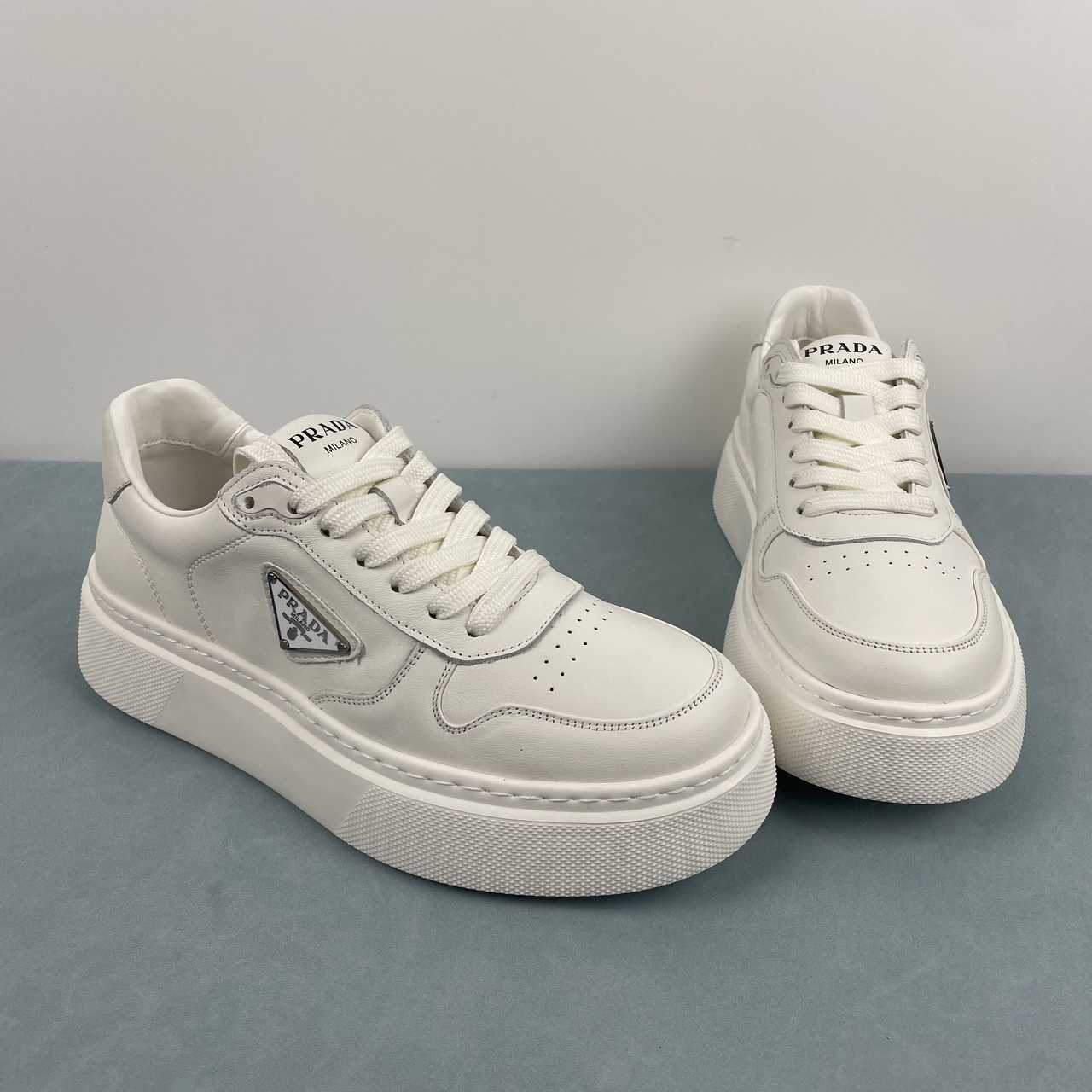 Prada sneakers in pelle con platform bianco