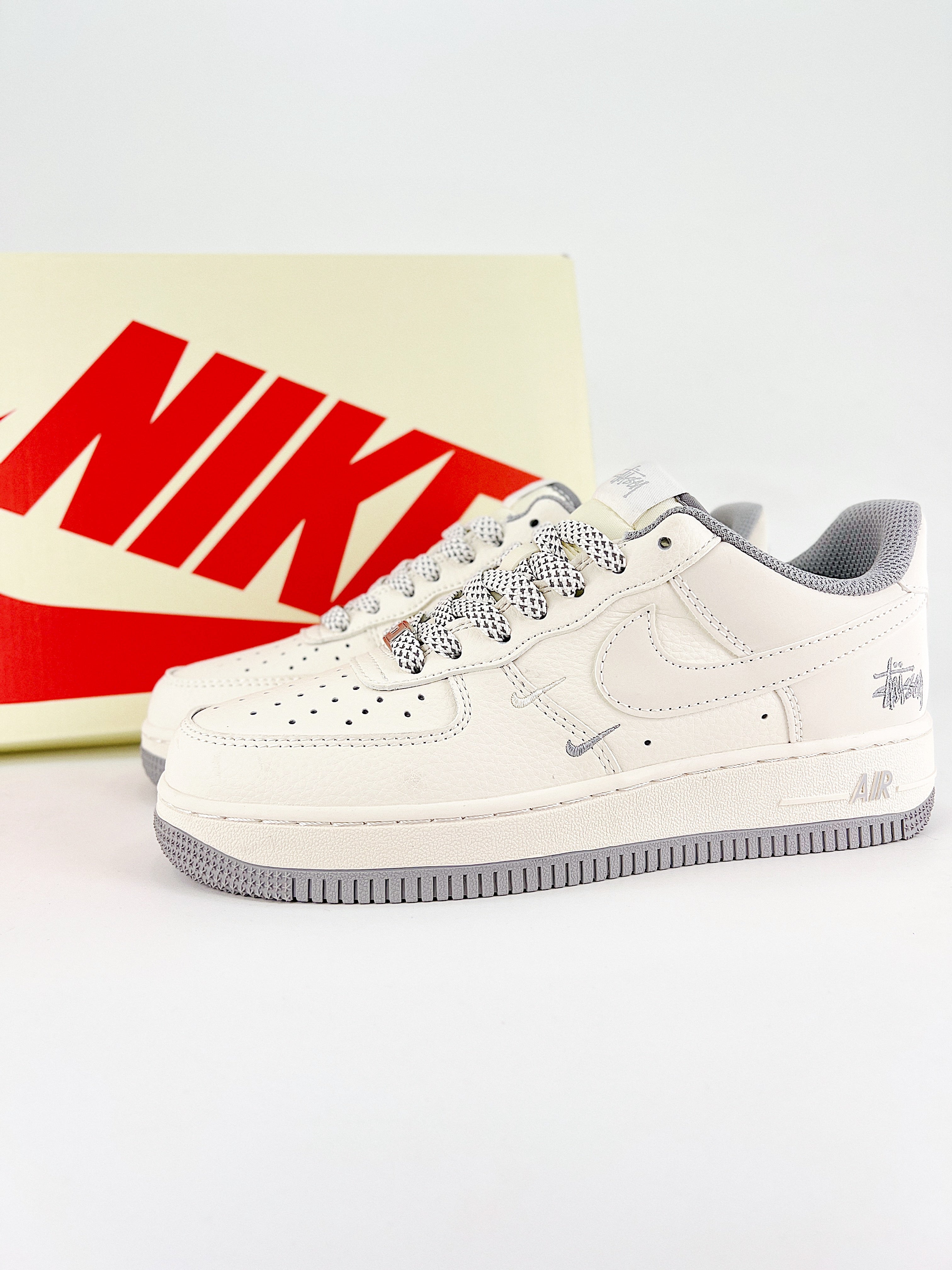 Nike Air Force 1 07 Low x Stussy white