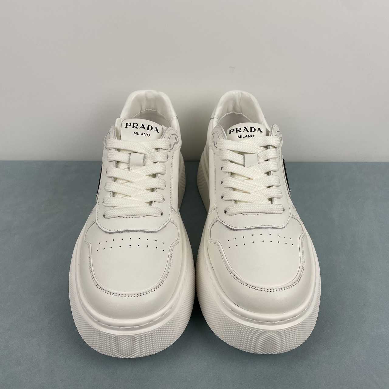 Prada sneakers in pelle con platform bianco