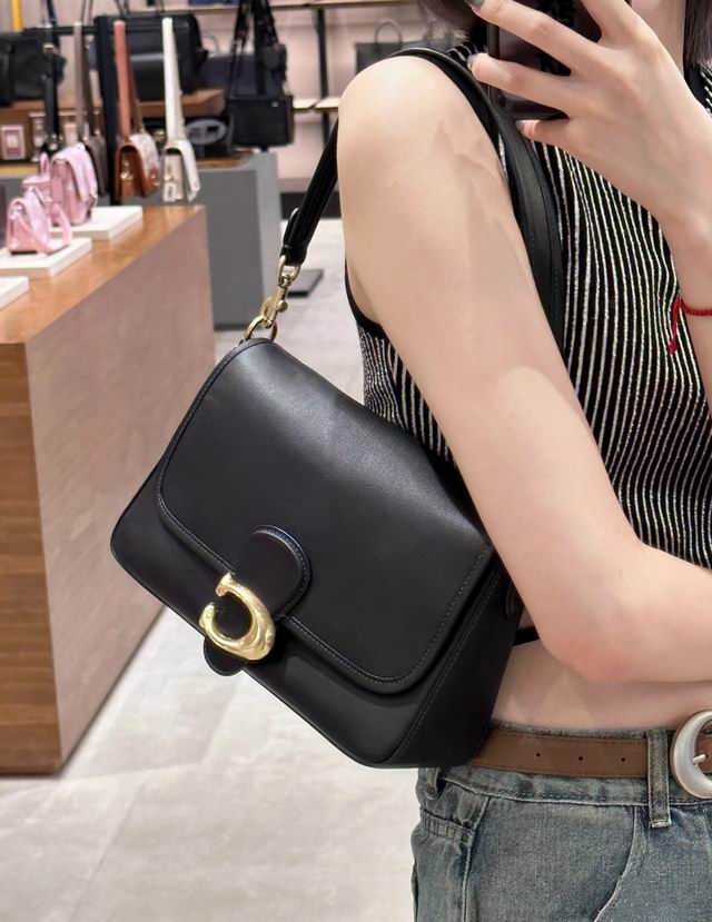 Borsa in pelle Coach nero con tracolla e zip esterna