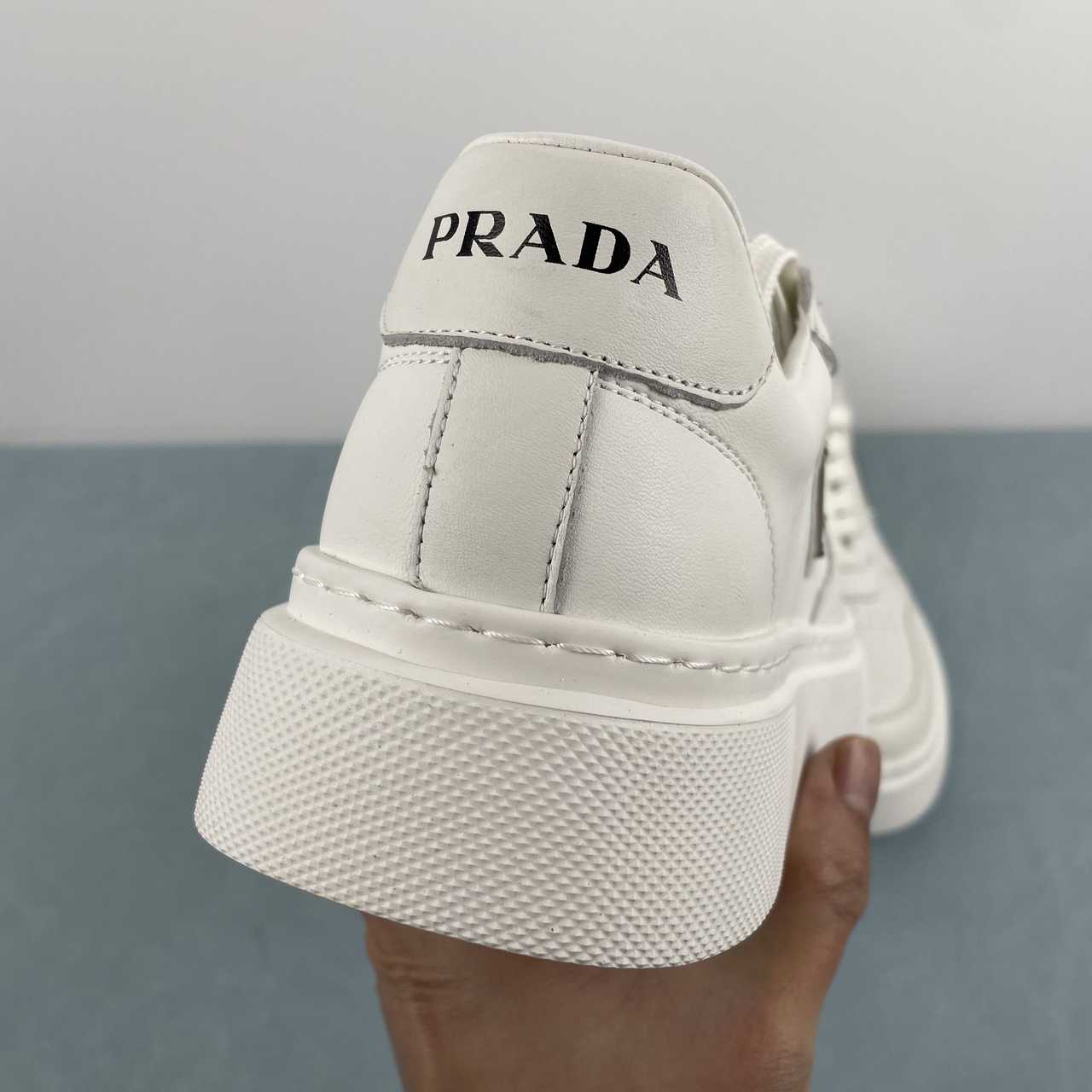 Prada sneakers in pelle con platform bianco
