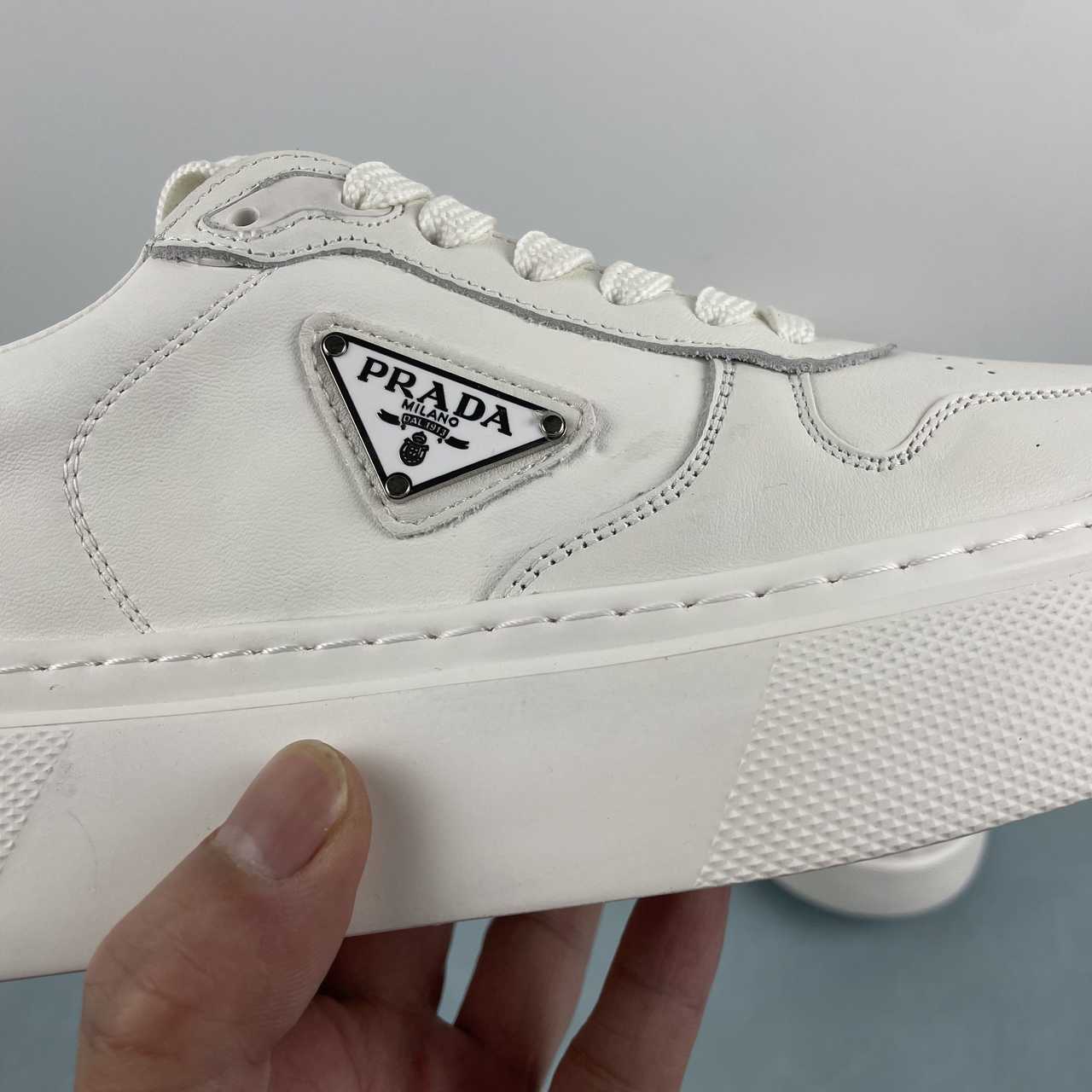 Prada sneakers in pelle con platform bianco