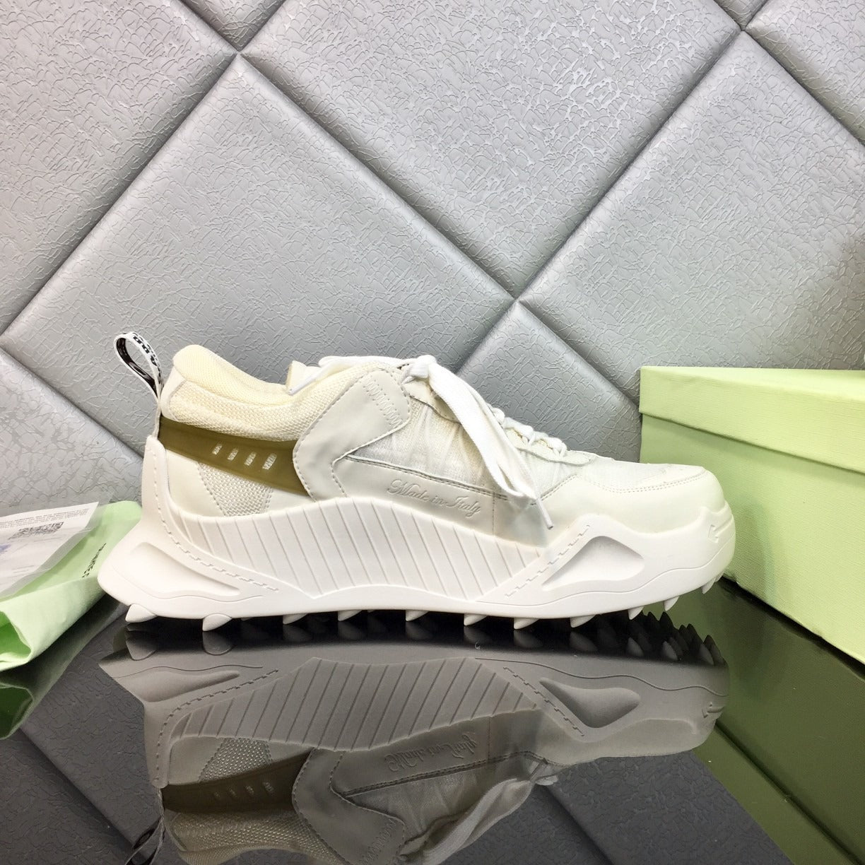 Off-White sneakers in pelle colore bianco con inserto verde