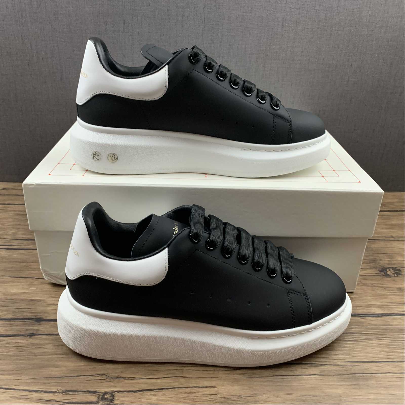 Alexander McQueen sneakers suola oversize Black/white