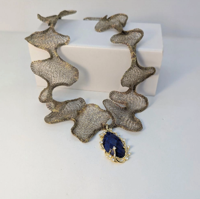 Gioiello Esclusivo: Collana Artigianale in Titanio Anallergico con lapislazzuli e Zirconi Autentici