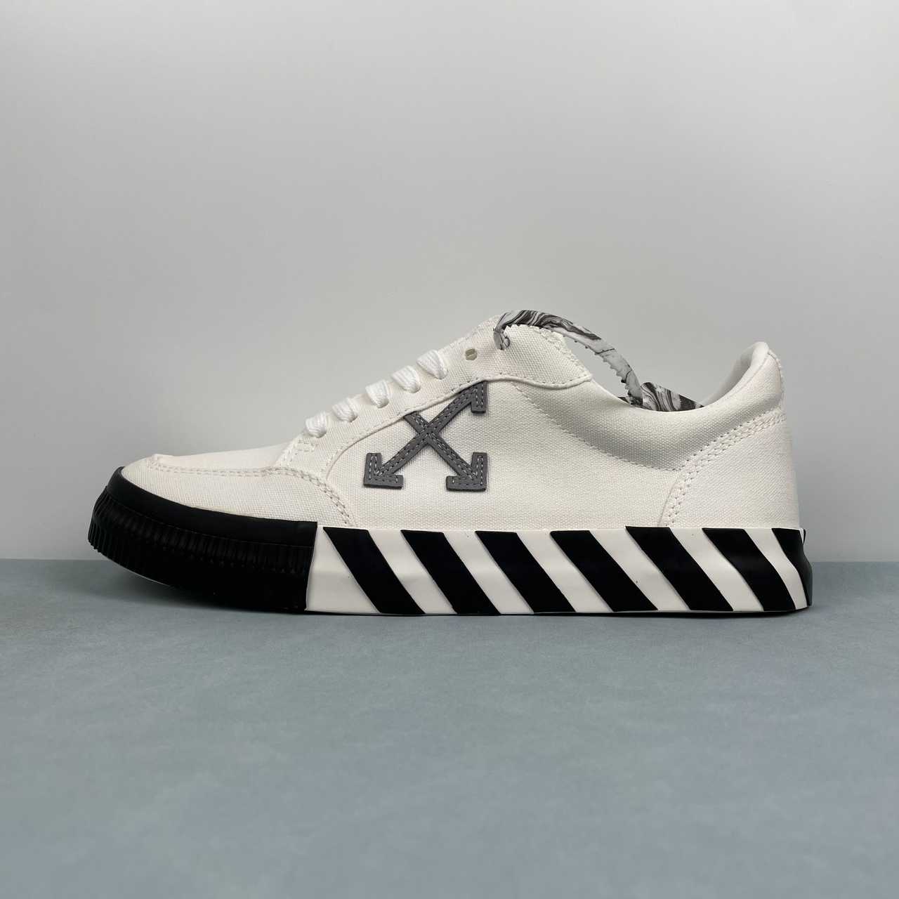 Off-White Vulcanized Low tela bianco nero