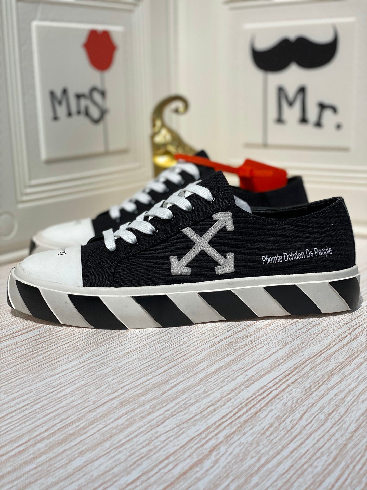 Off-White Zip Tie Black