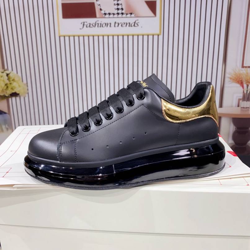 Alexander McQueen sneakers suola oversize black con tallone oro