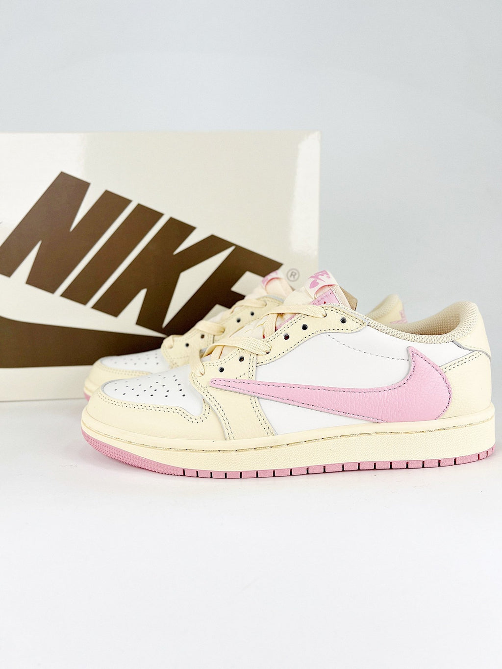 Travis Scott x Air Jordan 1 Low OG Shy Pink - VIBES MILANO