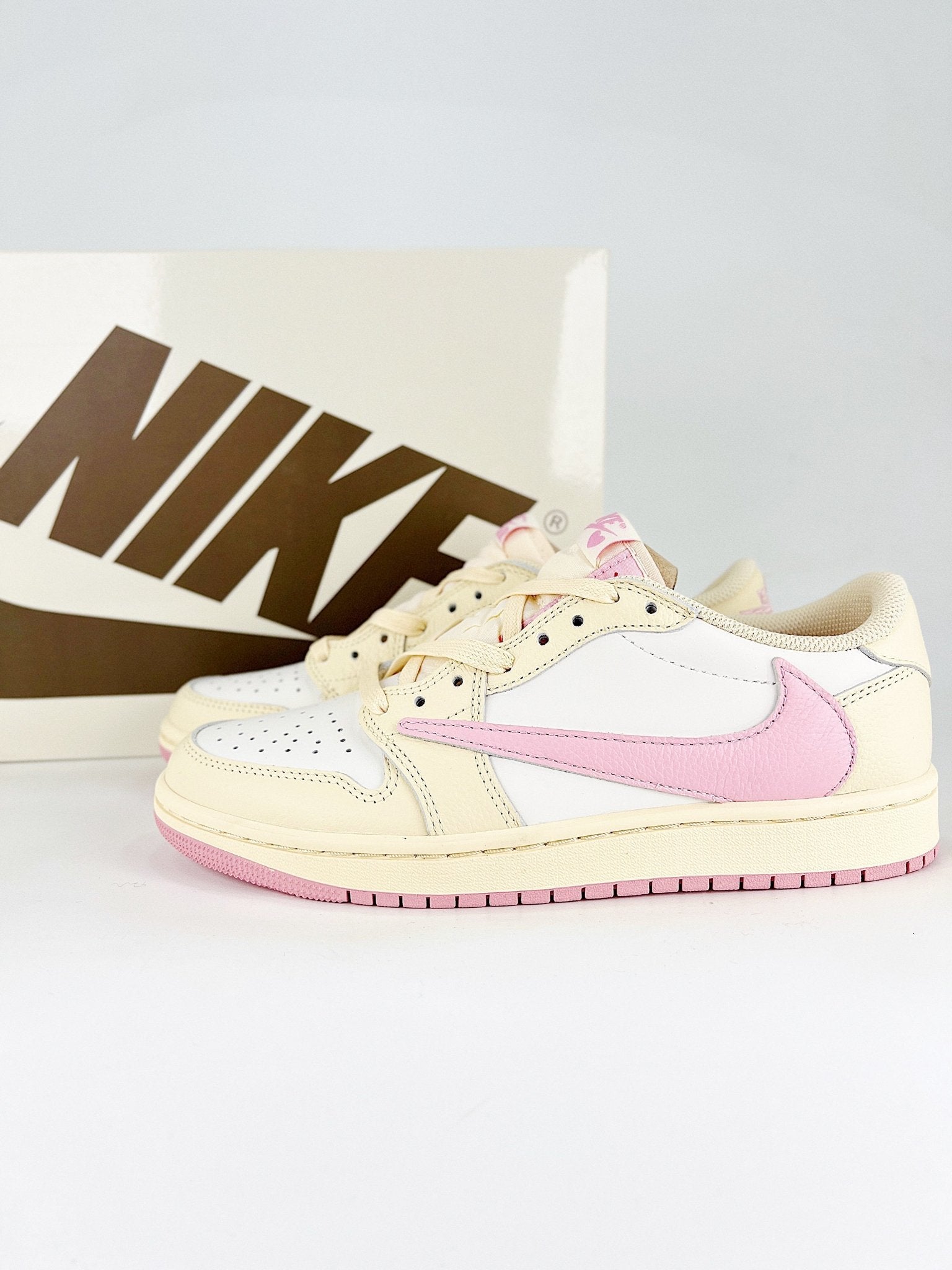 Travis Scott x Air Jordan 1 Low OG Shy Pink - VIBES MILANO