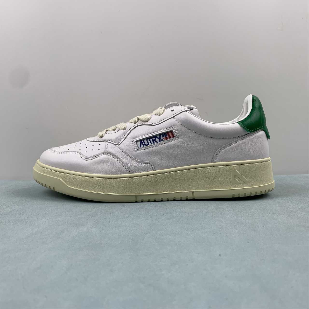 Autry Medalist Low bianca con talloncino verde