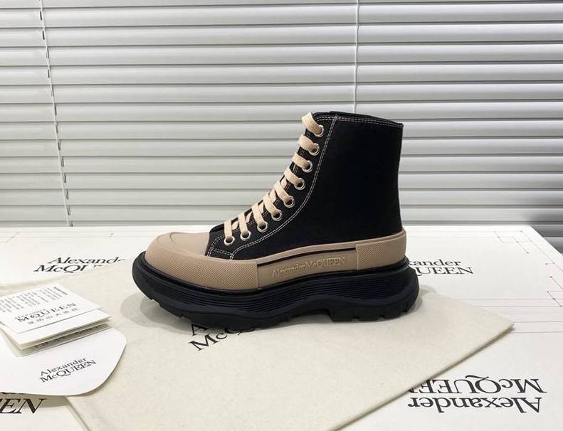 Alexander McQueen stivali tread Slick nero e rosa cipria