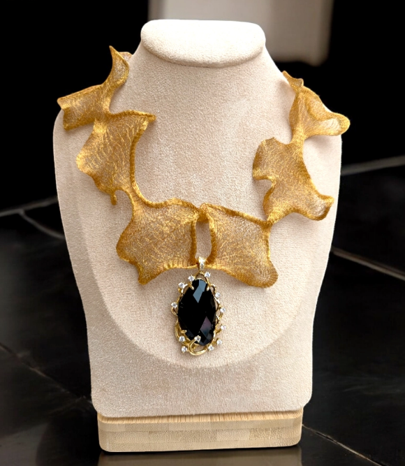 Gioiello Esclusivo: Collana Artigianale in Titanio Anallergico con Onice e Zirconi Autentici