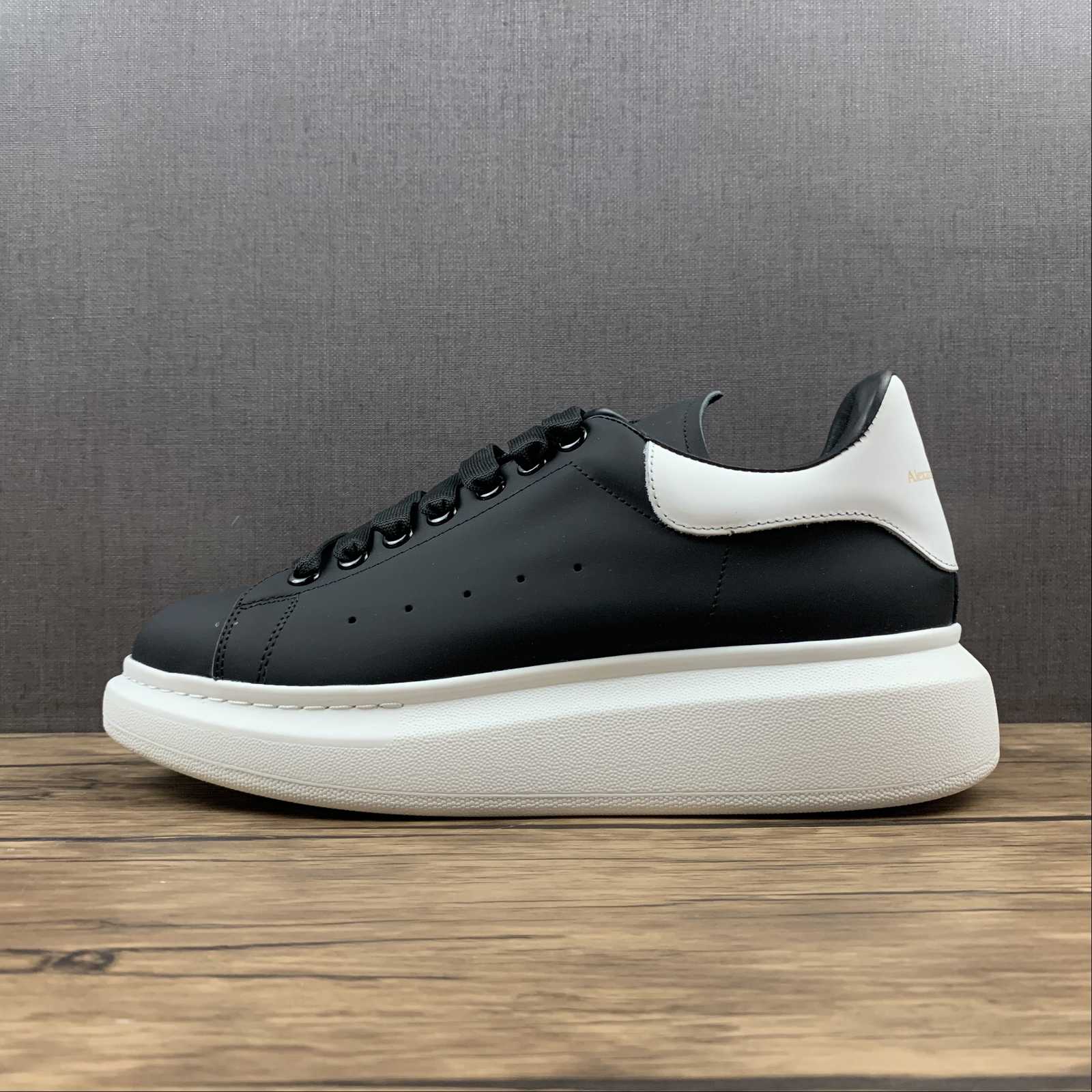 Alexander McQueen sneakers suola oversize Black/white