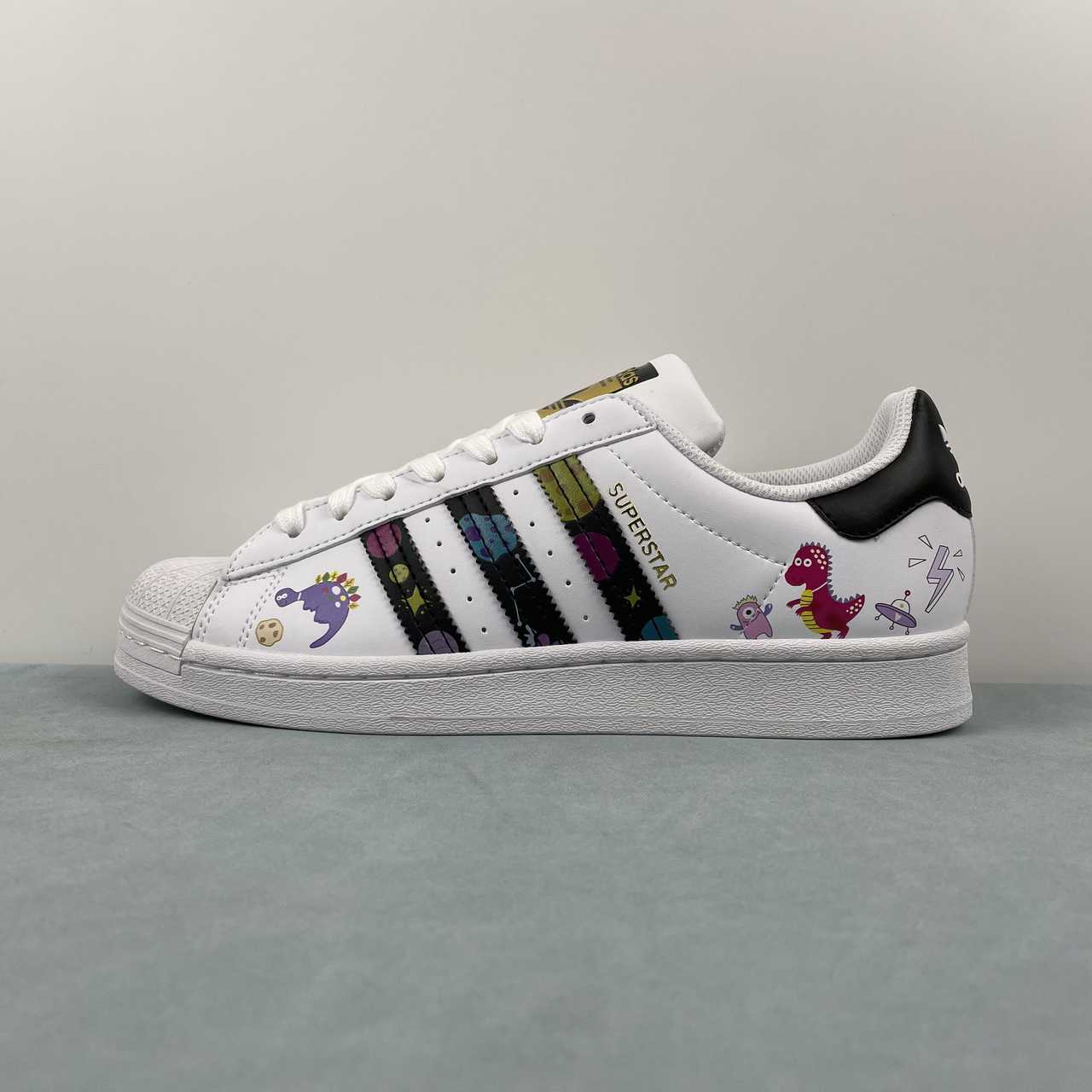 Adidas Originals Superstar bianco mod. EG4958 (non disponibile in Italia)