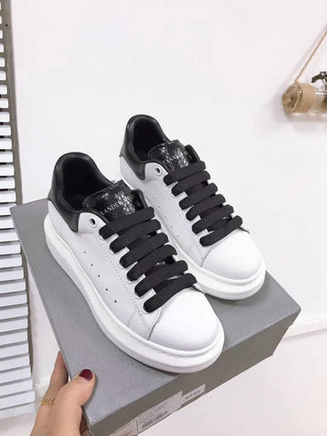 Alexander McQueen sneakers suola oversize bianco inserti neri