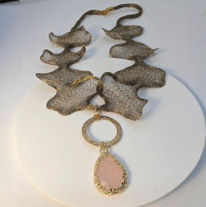 Eleganza Naturale: Collana Artigianale in Titanio con Quarzo Rosa e Accenti in Argento