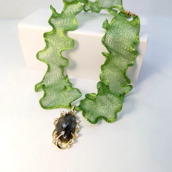 Gioiello Esclusivo: Collana Artigianale in Titanio Anallergico con Labradorite e Zirconi Autentici.