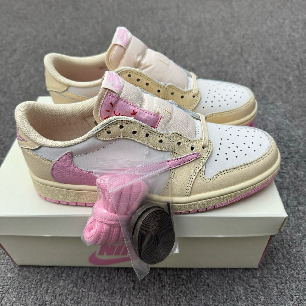 Travis Scott x Air Jordan 1 low OG SP Shy Pink