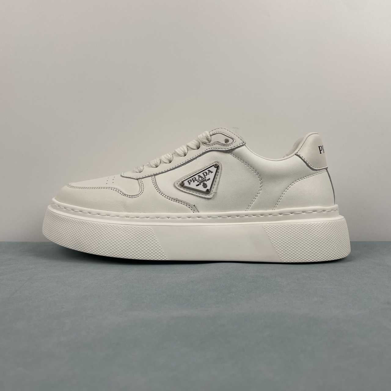 Prada sneakers in pelle con platform bianco