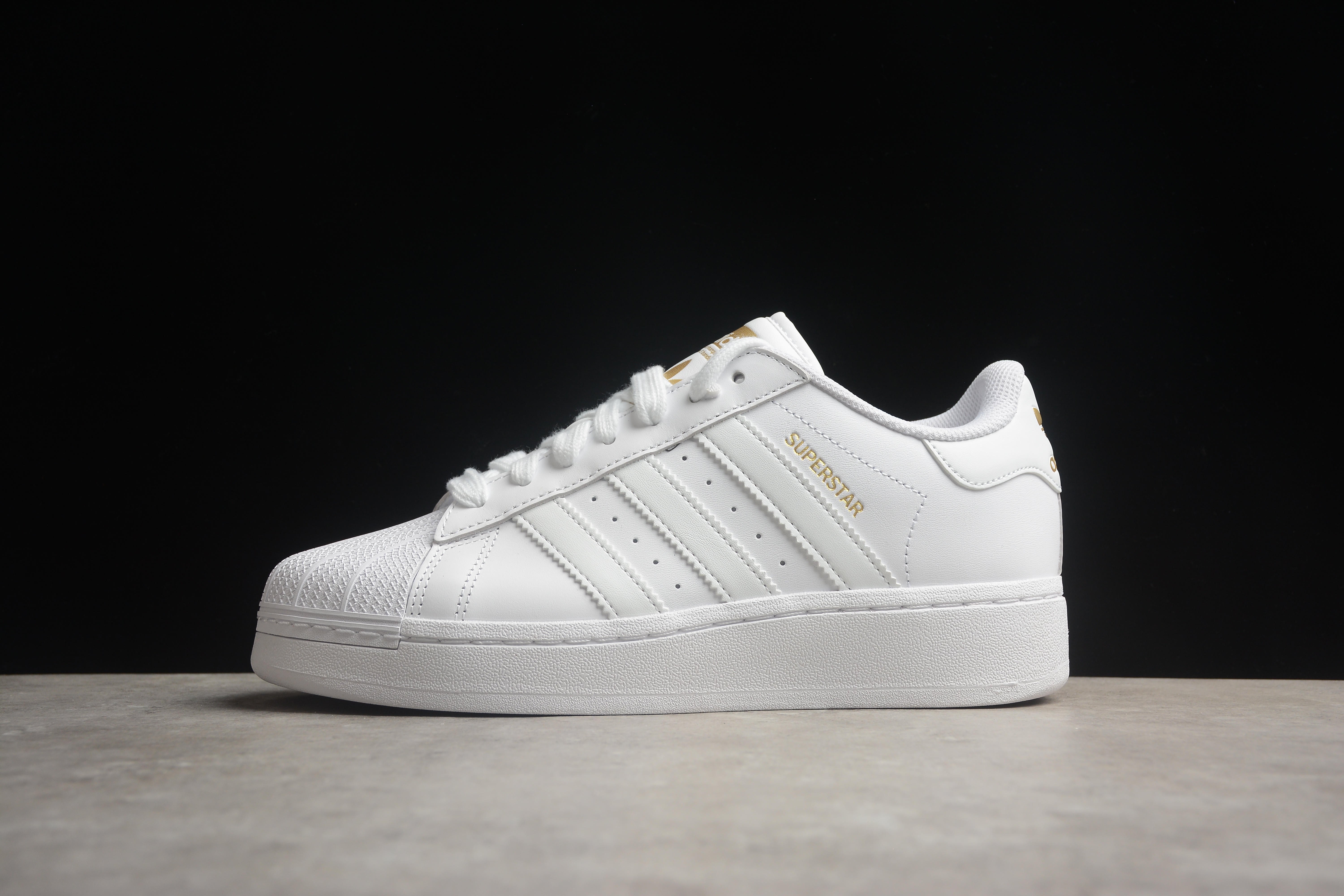 Adidas Originals Superstar XLG (non destinata al mercato italiano)
