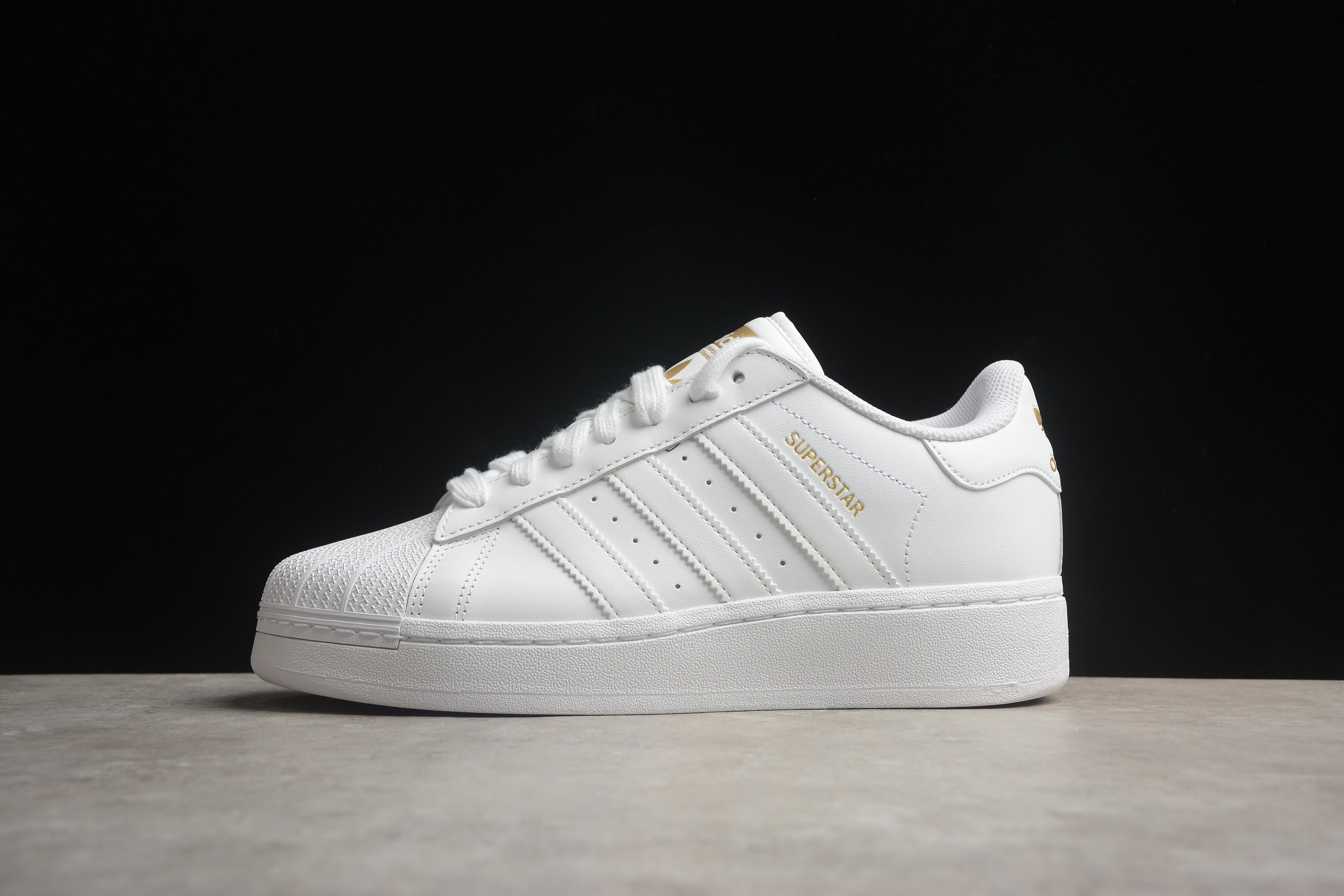 Adidas Originals Superstar XLG (non destinata al mercato italiano)