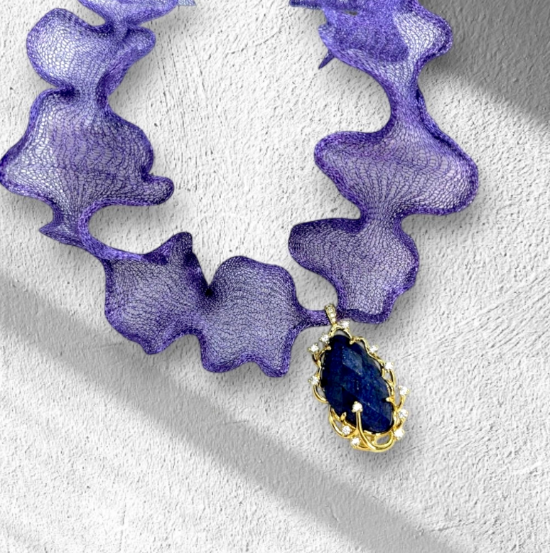 Gioiello Esclusivo: Collana Artigianale in Titanio Anallergico con Ametista e Zirconi Autentici