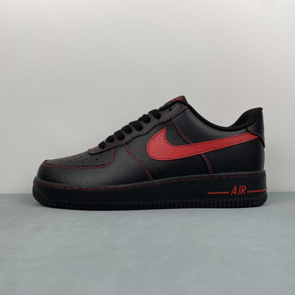 Nike Air Force 1 ’07 Low LV8  Black e University Red "BRED"