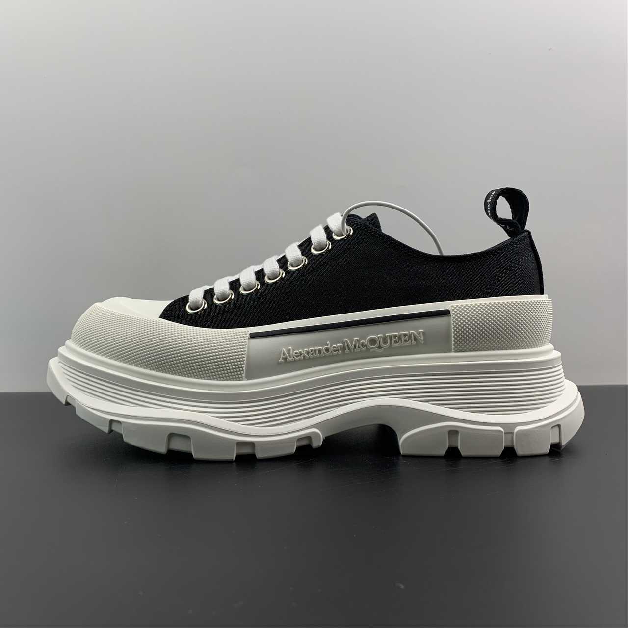 Alexander McQueen Tread Slick tela bianca e nera