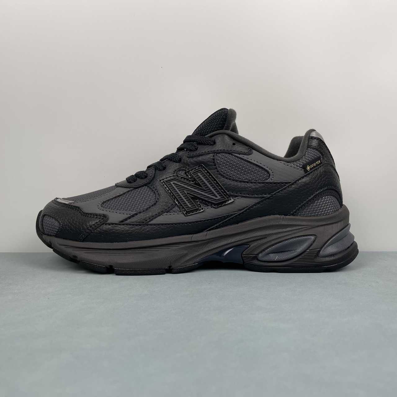 New Balance 2010 Black Dark Grey