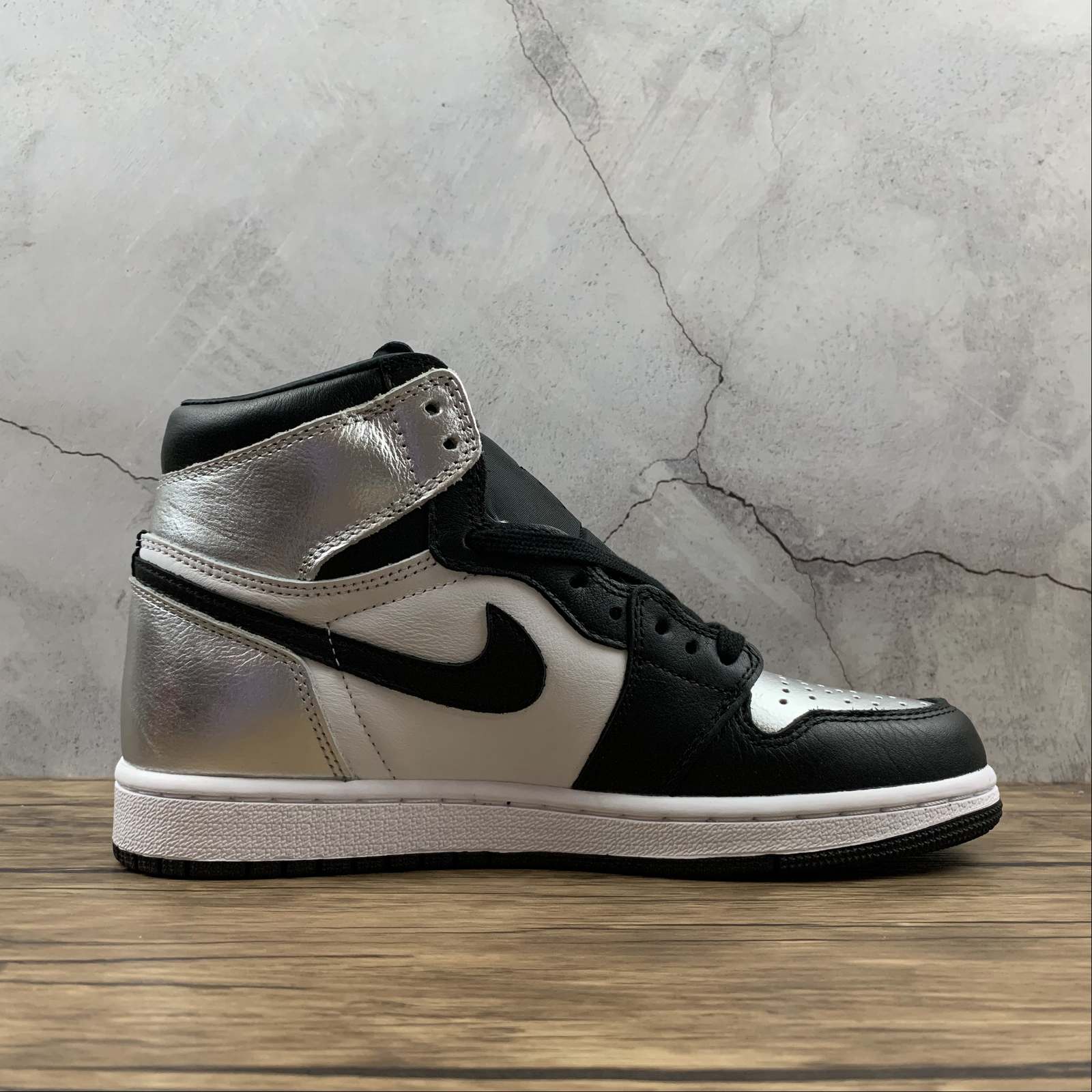 Nike Air Jordan 1 Retro High Silver Toe
