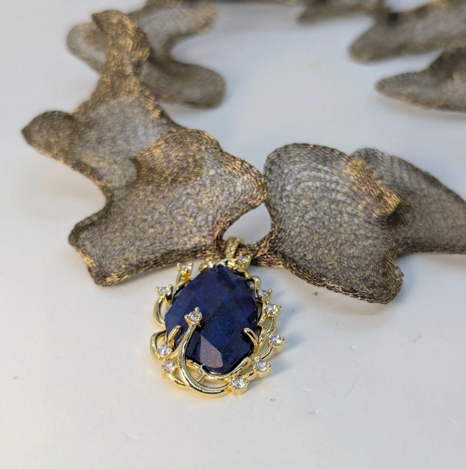 Gioiello Esclusivo: Collana Artigianale in Titanio Anallergico con lapislazzuli e Zirconi Autentici