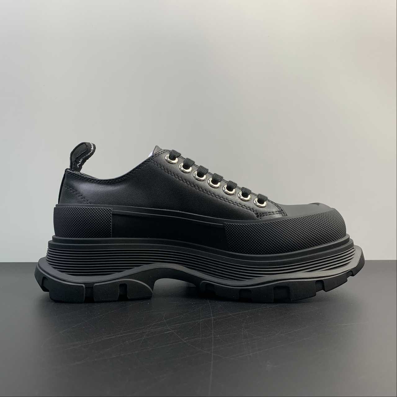 Alexander McQueen Tread Slick sneakers in tela nera con suola oversize in gomma