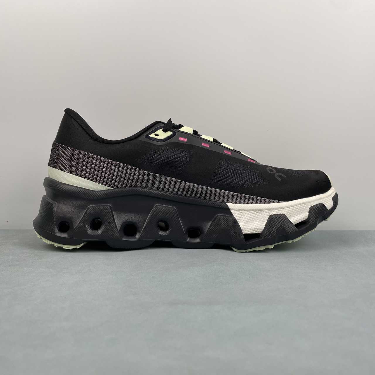 On Cloud Running Cloudmonster Hyper Iron & Black