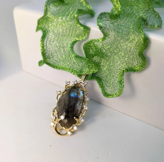 Gioiello Esclusivo: Collana Artigianale in Titanio Anallergico con Labradorite e Zirconi Autentici.