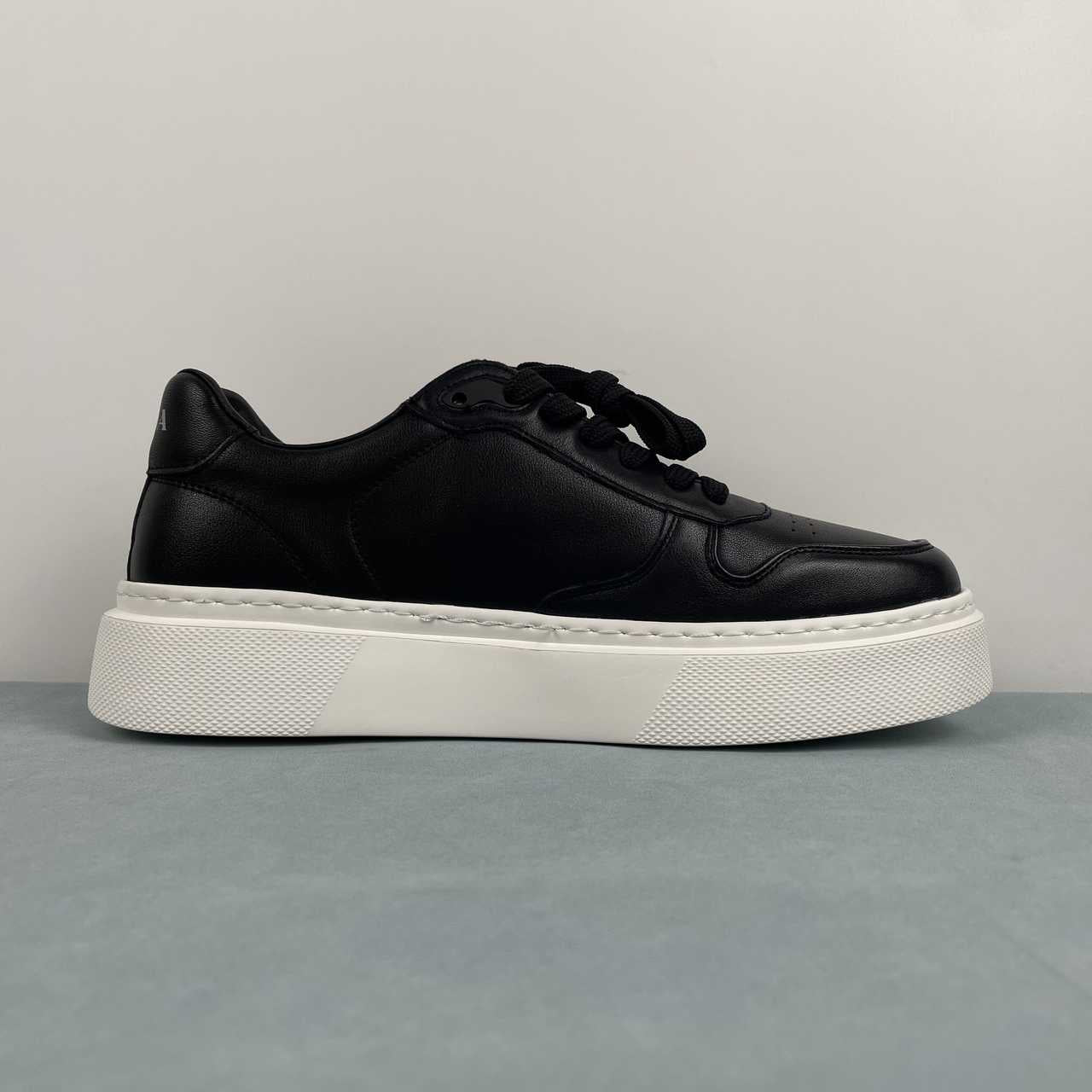 Prada sneakers in pelle con platform nero