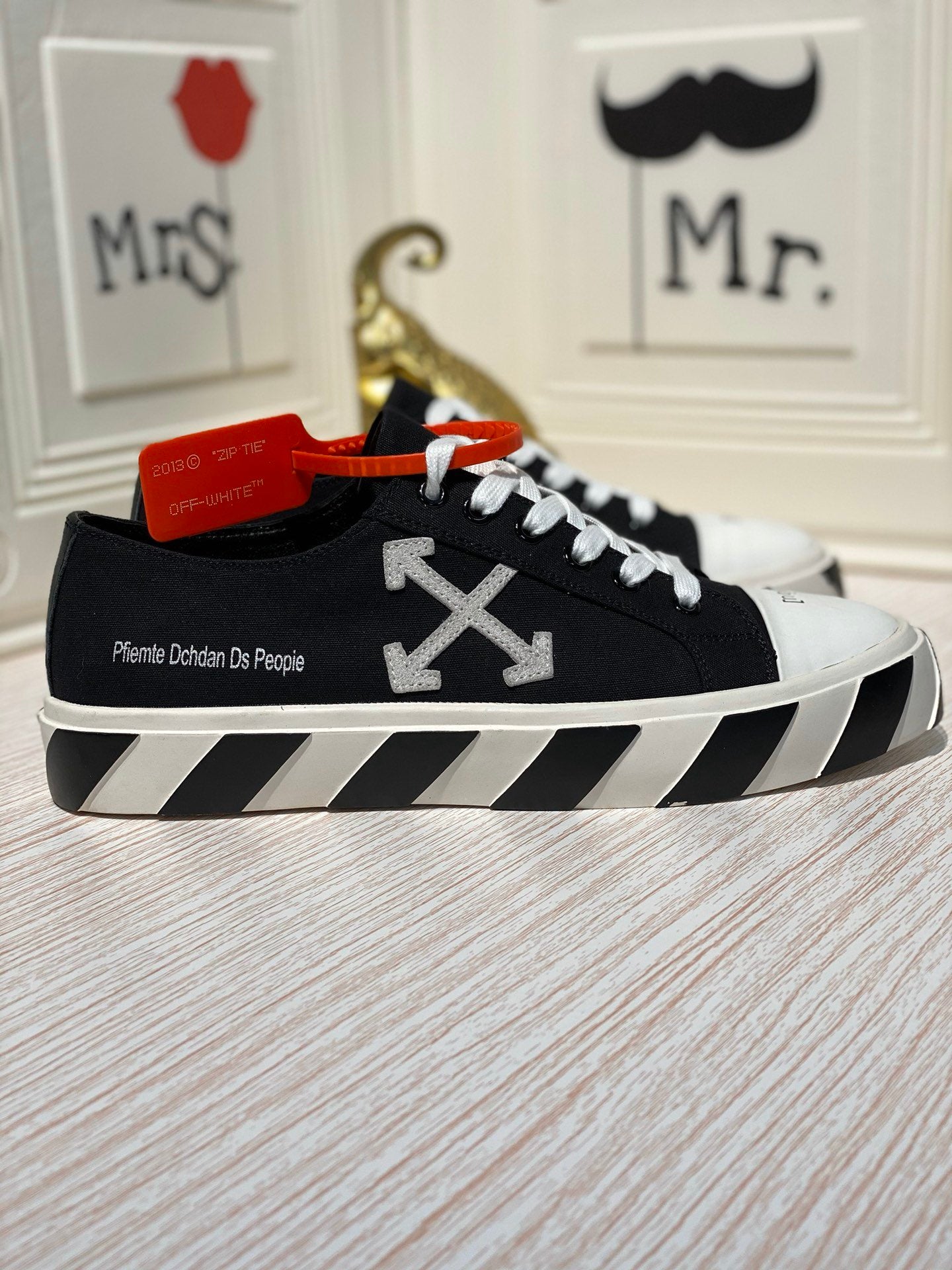 Off-White Vulcanized Low Zip Tie Black