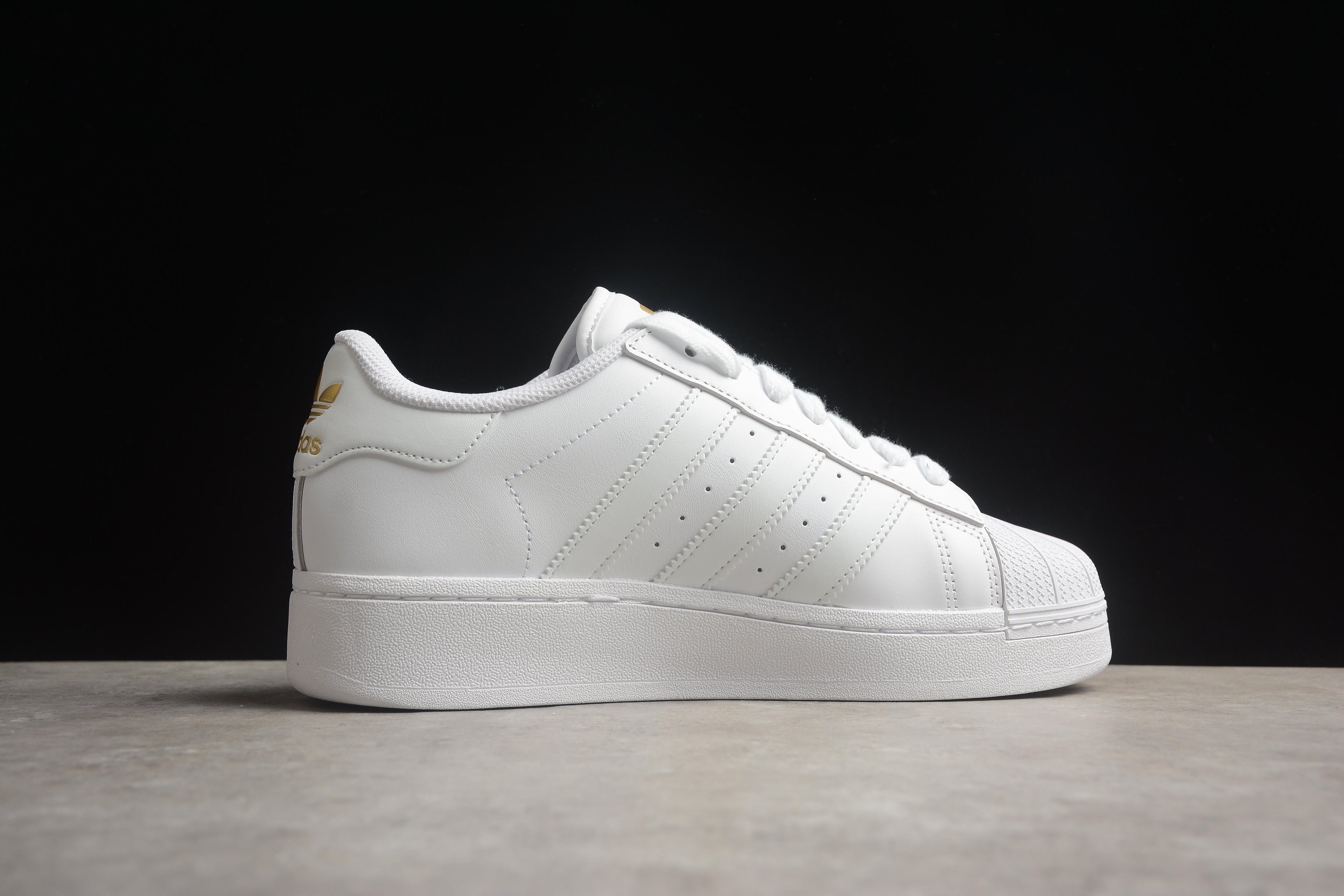 Adidas Originals Superstar XLG (non destinata al mercato italiano)