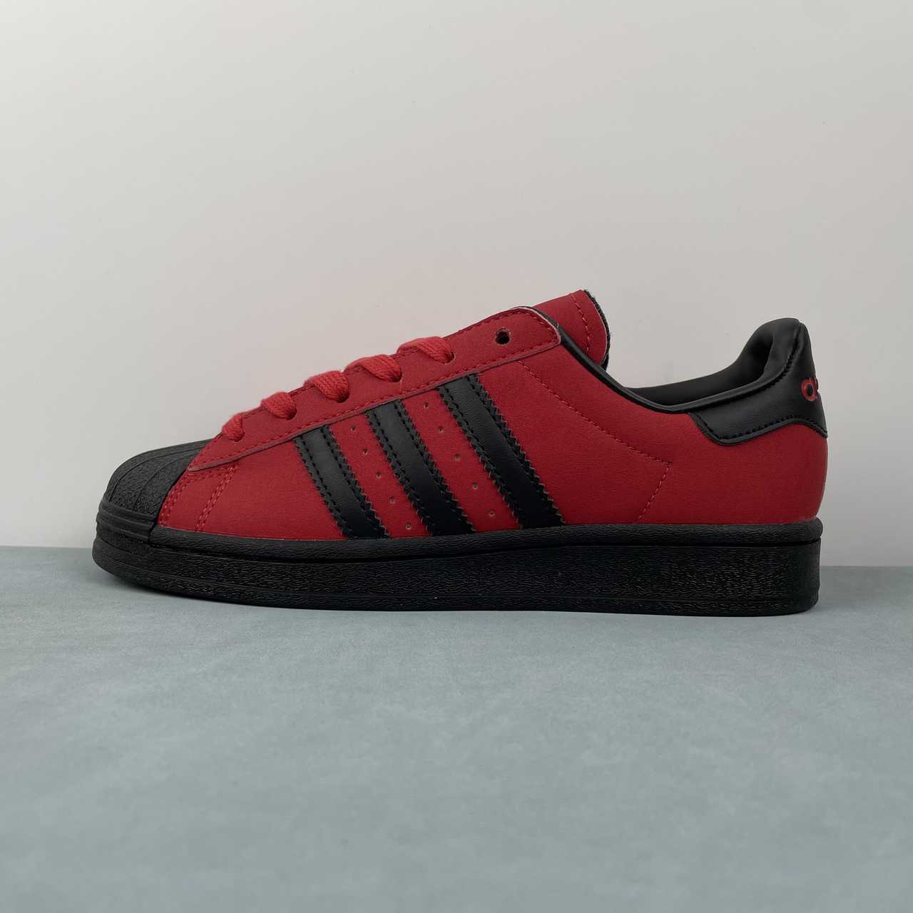 Adidas Originals Superstar rosso mod. IG9275 (modello destinato al mercato estero)