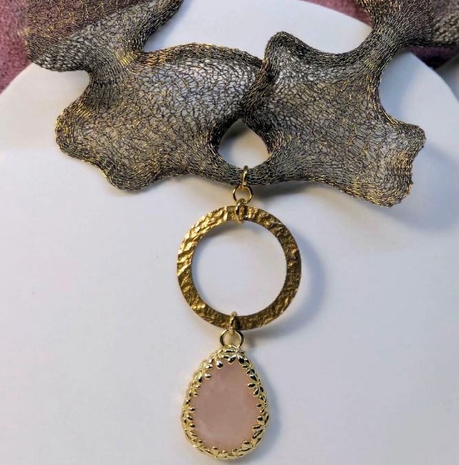 Eleganza Naturale: Collana Artigianale in Titanio con Quarzo Rosa e Accenti in Argento