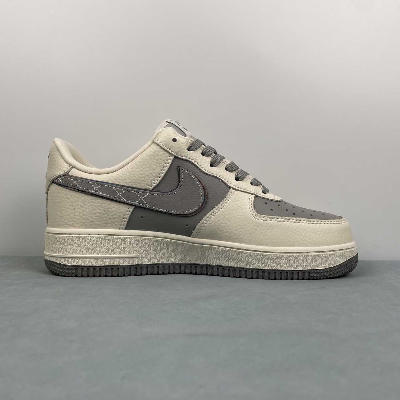 Nike Air Force 1 07 Low x Kaws 01