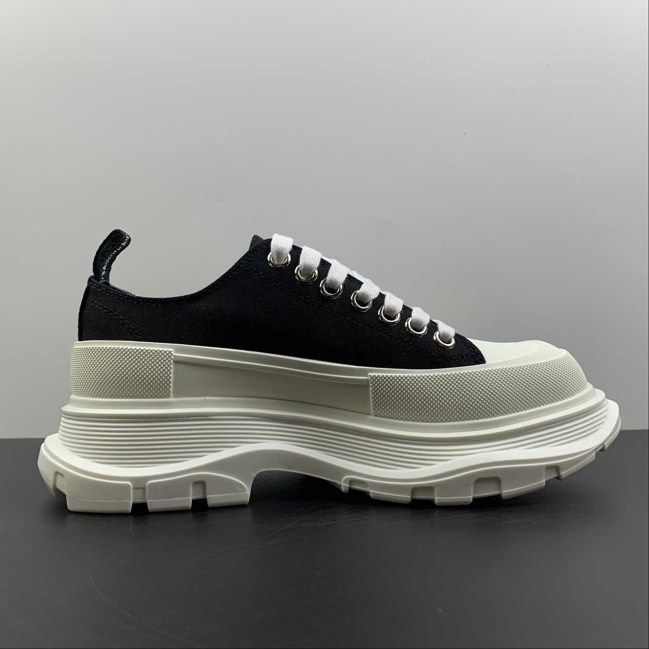 Alexander McQueen Tread Slick sneakers nera bianca