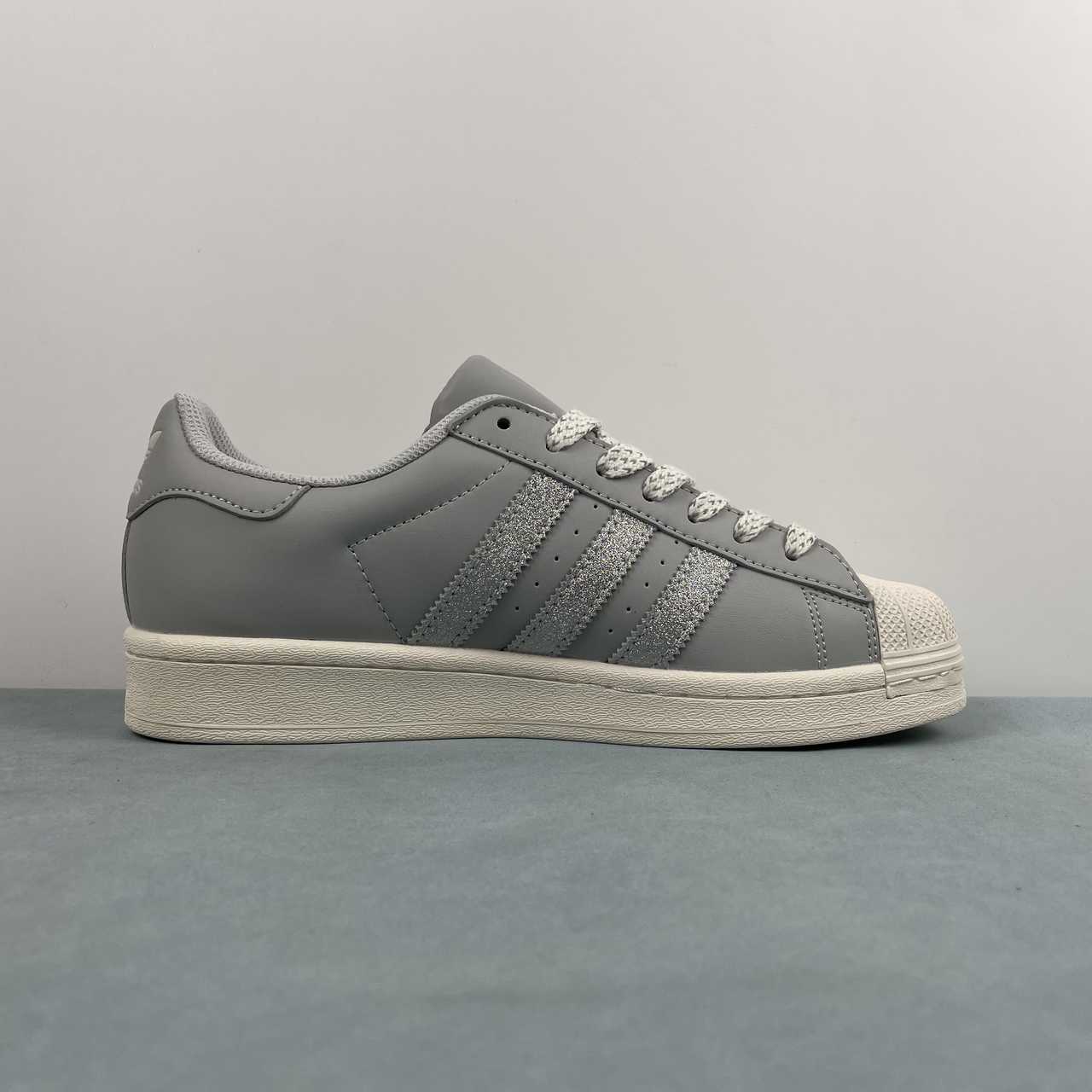 Adidas Originals Superstar grigio mod. Supreme (destinato al mercato estero)