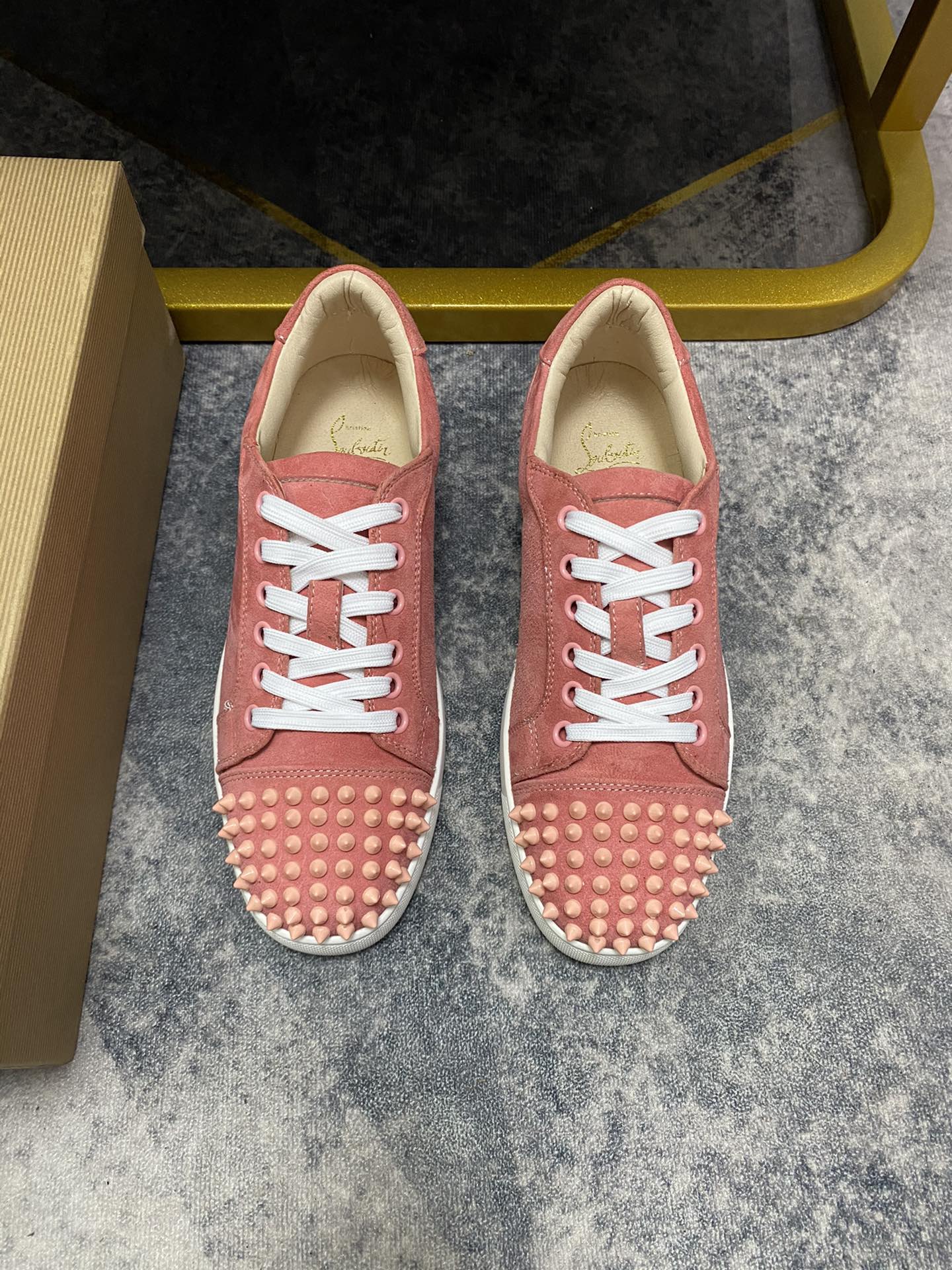 Christian Louboutin sneakers salmone Louis Junior Spikes Suede