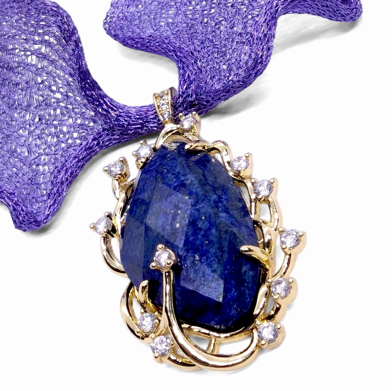 Gioiello Esclusivo: Collana Artigianale in Titanio Anallergico con Ametista e Zirconi Autentici