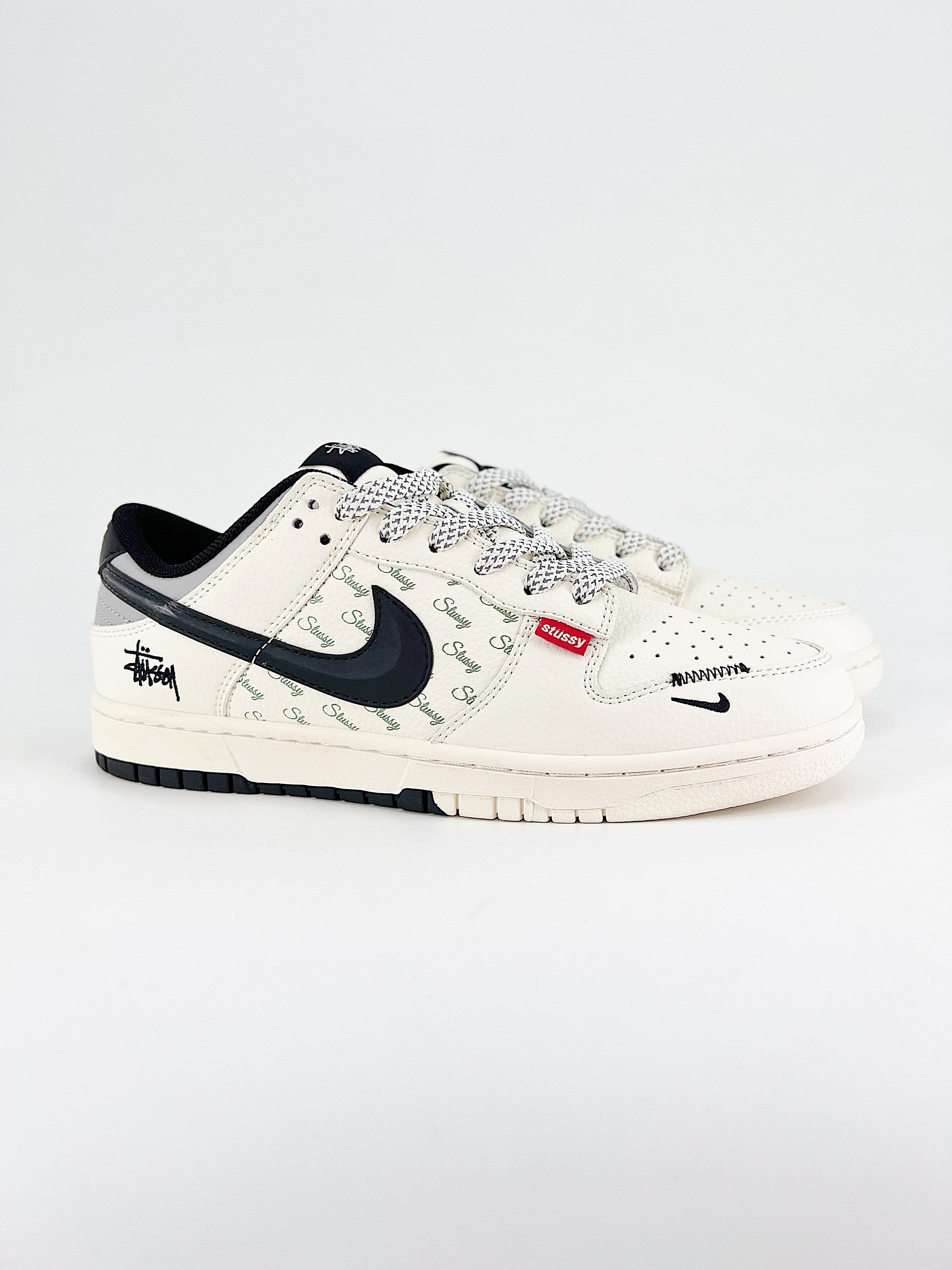 Nike New Dunk SB Low mod. Stussy bianco